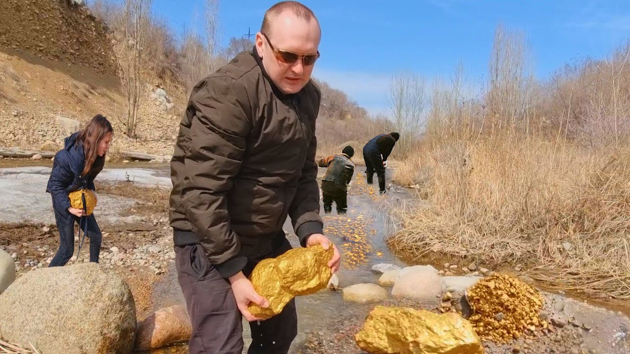 Découverte Extraordinaire : Un Jeune Aventurier Trouve une Pépite d'Or de 90 kg !  Préparez-vous à être émerveillé par l'histoire incroyable d'un jeune aventurier qui a fait une découverte hors du commun. Dans cet article captivant, plongez dans le récit de la trouvaille sensationnelle d'une pépite d'or massive pesant 90 kg. Explorez les détails fascinants de cette aventure épique, de la découverte initiale aux défis surmontés pour extraire ce trésor éblouissant. L'histoire de cet intrépide chercheur d'or promet de vous inspirer et de vous émerveiller devant les merveilles de notre monde.