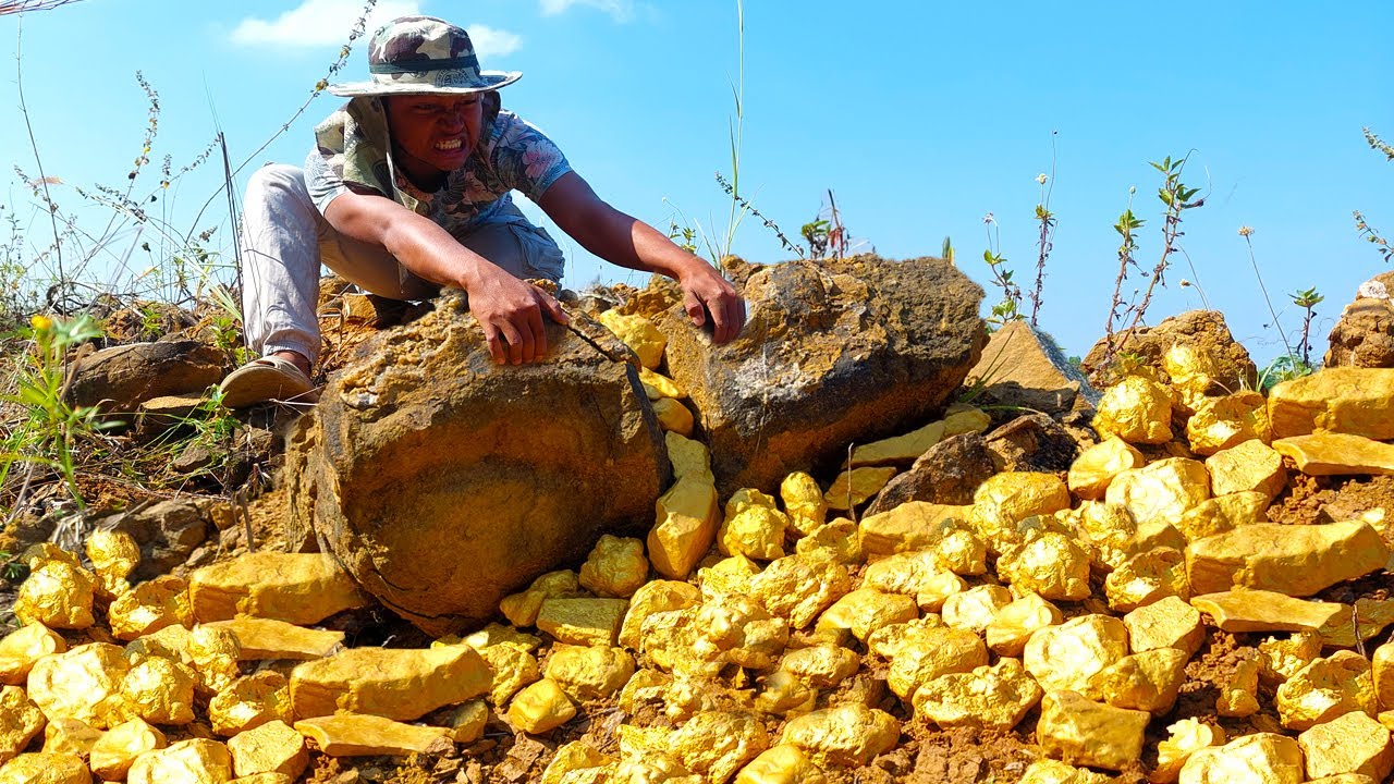 Découverte Étonnante : Un Trésor d'Or Sous la Montagne Rocheuse Enthousiasme les Mineurs !  Plongez dans l'excitation palpable des mineurs suite à une découverte incroyable : une véritable montagne d'or cachée sous les entrailles rocheuses. Cette trouvaille inattendue a captivé l'imagination des chercheurs de trésors, ouvrant la voie à des perspectives d'abondance et d'aventure. Notre récit détaille l'effervescence qui règne parmi les mineurs, dévoilant le mystère derrière cette révélation étonnante. Explorez avec nous les secrets enfouis sous la montagne et ressentez l'excitation contagieuse qui accompagne cette découverte exceptionnelle.